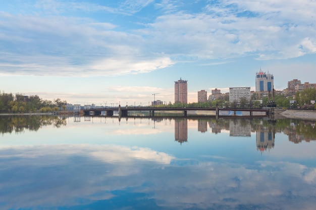 Réflexion de ville de nuit sur la rivière