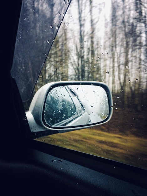 Photo réflexion de la voiture sur le rétroviseur latéral