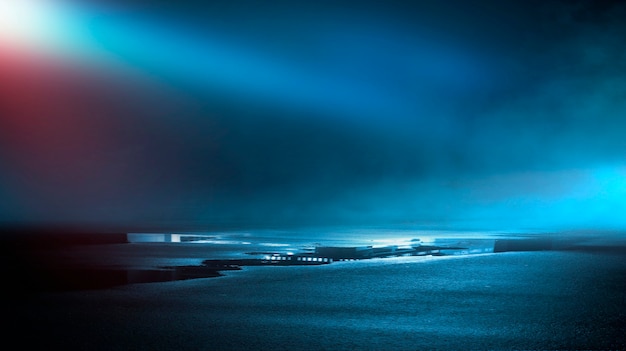 Réflexions d'asphalte humide rue sombre des rayons dans l'eau Résumé smog fumée bleu foncé vide scène sombre néon projecteurs