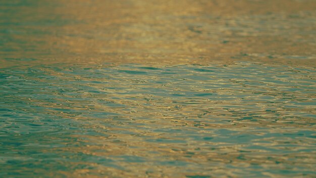 Réflexions du soleil à la surface de l'eau beau décentré abstrait fond d'eau de mer floue