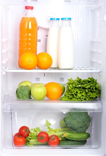 Réfrigérateur ouvert avec de la nourriture végétarienne