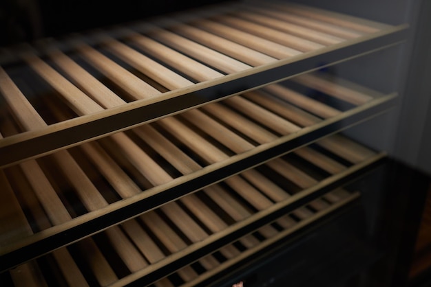 Réfrigérateur à vin vide dans un rack de cuisine