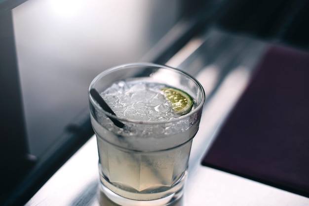 refroidissement cocktail alcoolisé dans un verre transparent