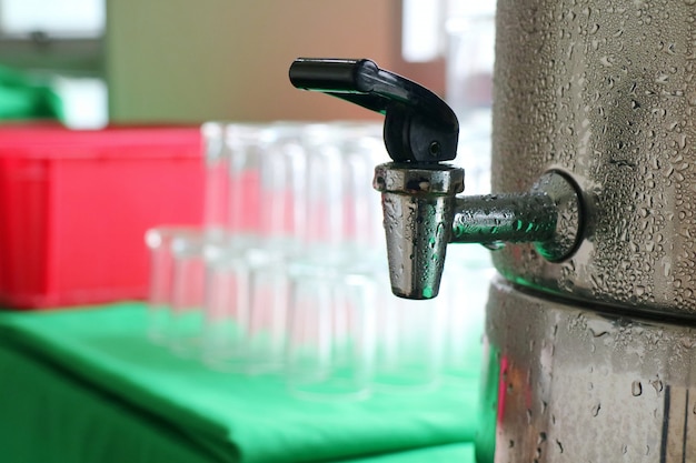 Refroidisseur d'eau avec des lunettes floues. Boisson et concept d'objet.