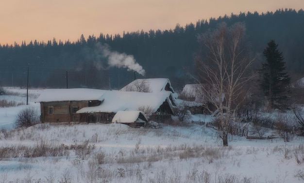 Refuge de montagne dans la scène du soir d'hiver