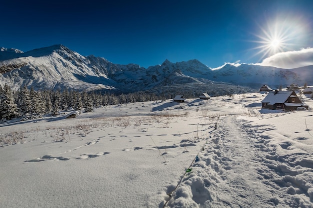 Refuge de montagne en hiver au coucher du soleil Pologne