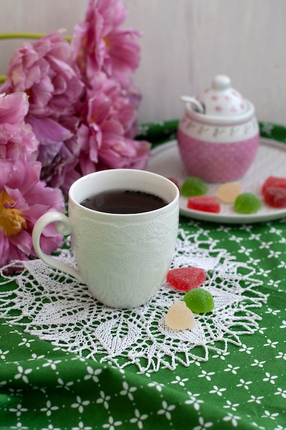 régal savoureux. tasse de thé et une assiette de gelées de fruits.