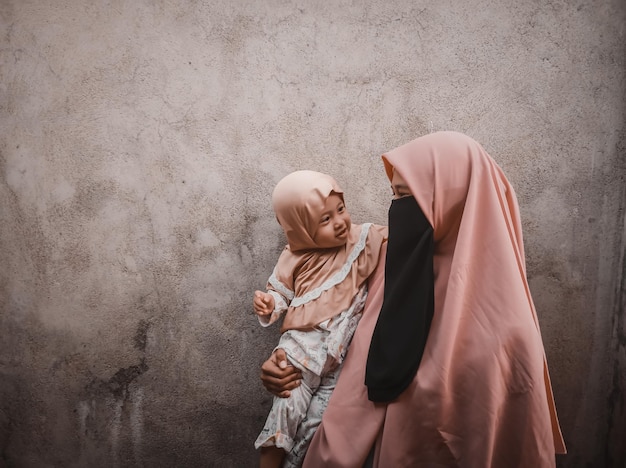 Le regard d'amour entre une mère et un enfant heureux