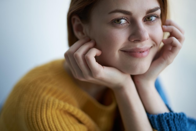 Regard attrayant de jolie femme avec un regard rêveur de plaid bleu