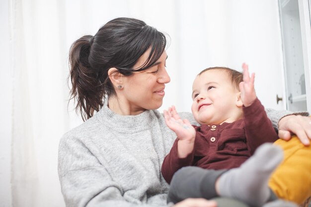 Un regard de complicité entre la mère et le tout-petit alors qu'ils se détendent dans un fauteuil du salon