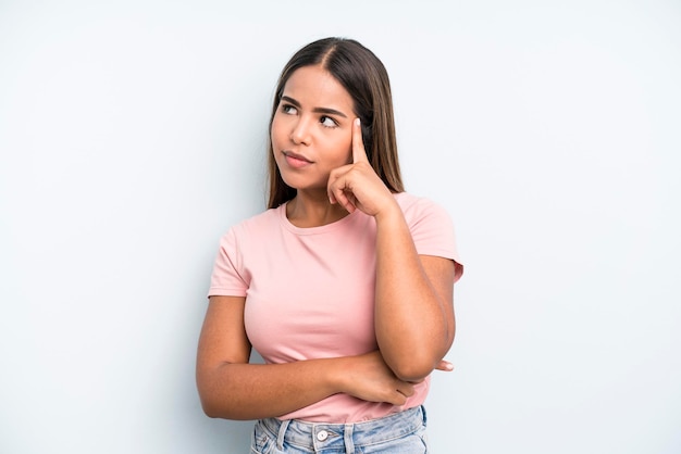 Avec un regard concentré se demandant avec une expression douteuse regardant vers le haut et sur le côté