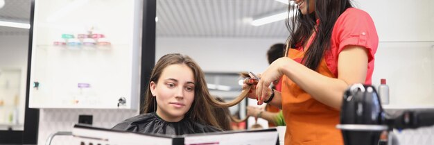 Regard du client dans le dossier avec des échantillons de couleur de cheveux travail de coiffeur sur la coiffure