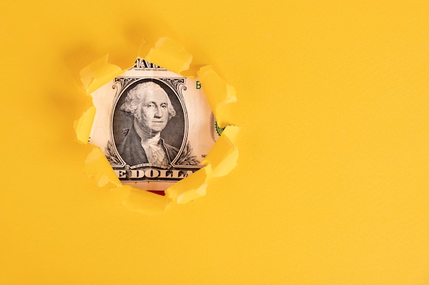 Le regard de George Washington sur le billet d'un dollar américain sous des bouts de papier jaune. Espace de copie.