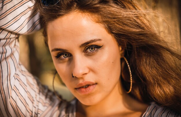 Regard incroyable d'une jeune fille avec un petit t-shirt dans une session de style de vie