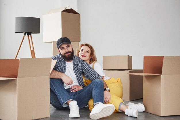 Regard réfléchi. Heureux couple ensemble dans leur nouvelle maison. Conception du déménagement