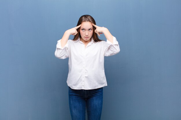 avec un regard sérieux et concentré, un brainstorming et une réflexion sur un problème difficile