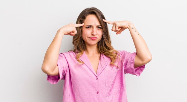 Avec un regard sérieux et concentré, remue-méninges et réflexion sur un problème difficile