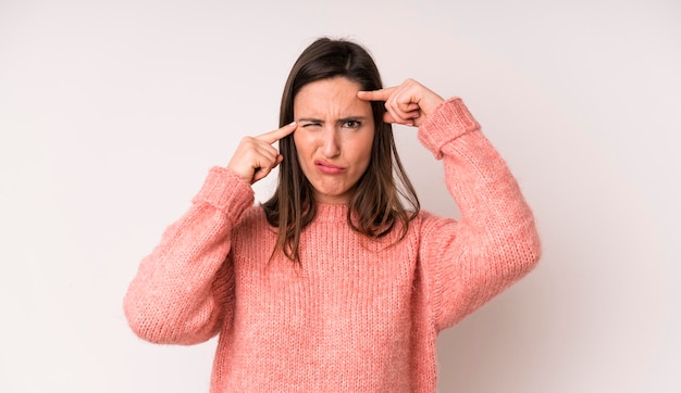 Avec un regard sérieux et concentré, remue-méninges et réflexion sur un problème difficile