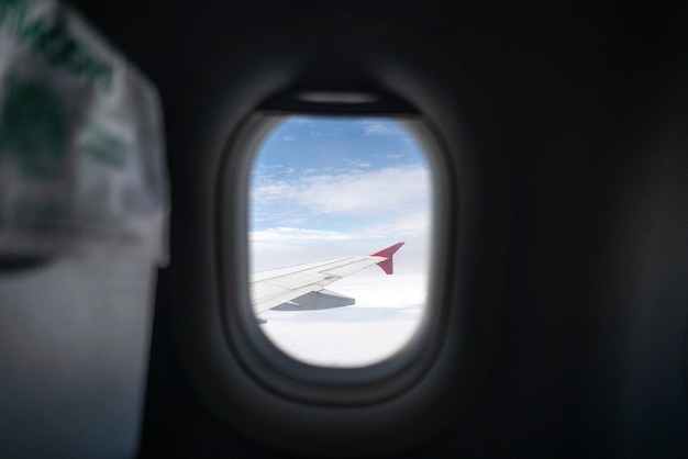 Un regard à travers la fenêtre de l'avion pendant le vol, vue cloudscape