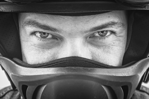 Le regard des yeux des hommes Portrait masculin Yeux rapprochés Visage adulte Casque fermé de motard