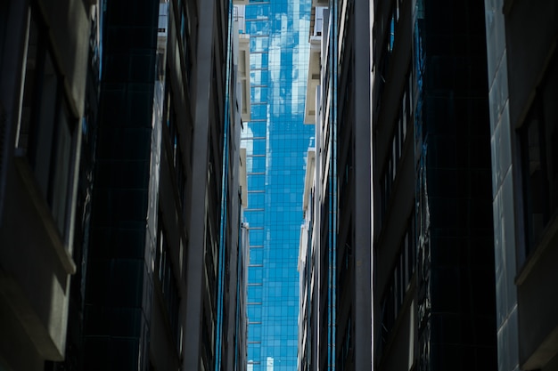 Regardant le bâtiment en verre entre deux immeubles de bureaux