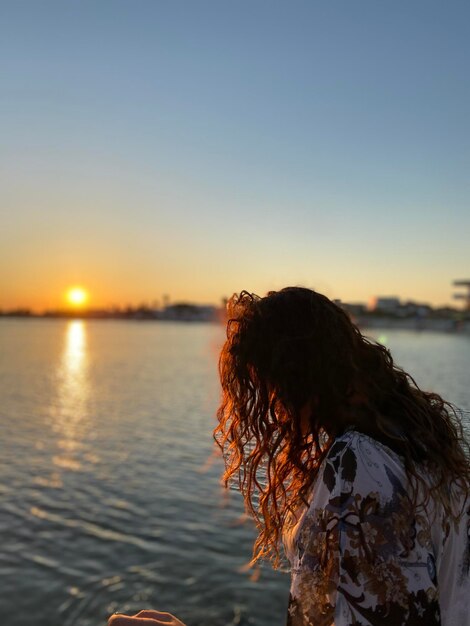 Photo en regardant le coucher de soleil en apulie