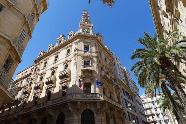 Regardant les détails architecturaux d'un vieil immeuble à Toulon France