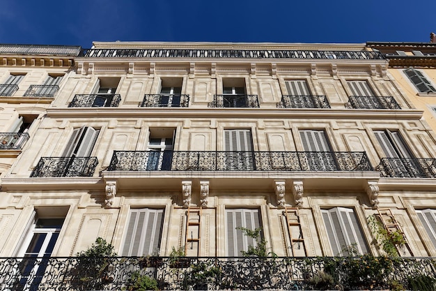 Regardant les détails architecturaux d'un vieil immeuble à Toulon France