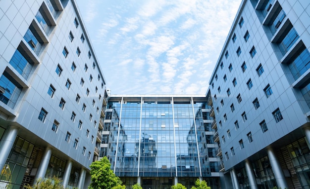 Photo regardant en haut immeuble de bureaux moderne bleu