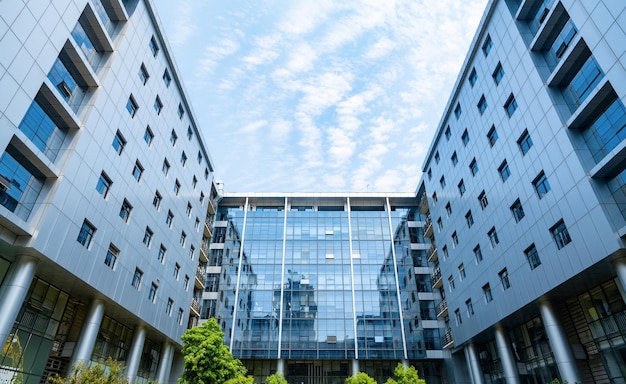 Regardant en haut immeuble de bureaux moderne bleu