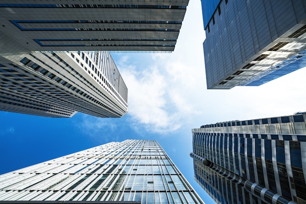 Regardant en haut immeuble de bureaux moderne bleu