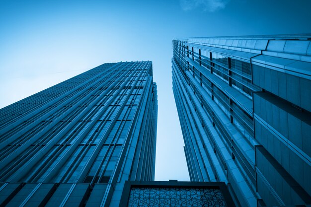 Regardant en haut immeuble de bureaux moderne bleu