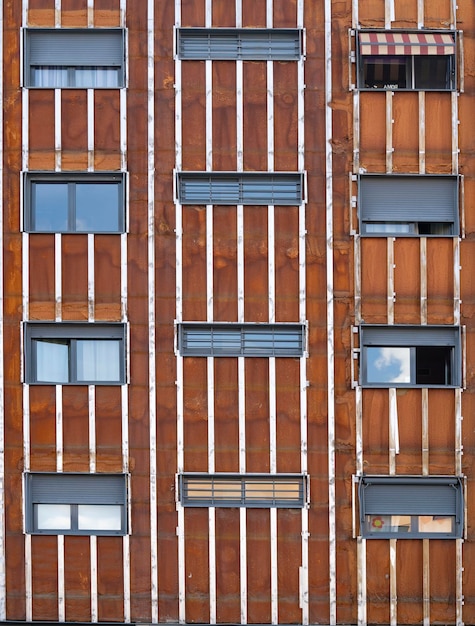 Regardant une tour dont le revêtement a été retiré en cours de réparation Façade vintage