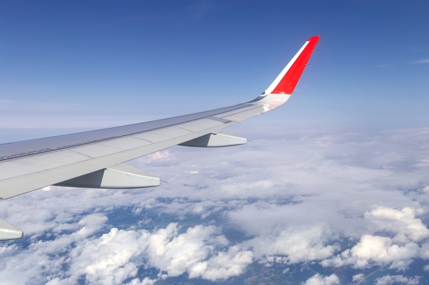 Regardant à travers un avion fenêtre pendant le vol dans l'aile