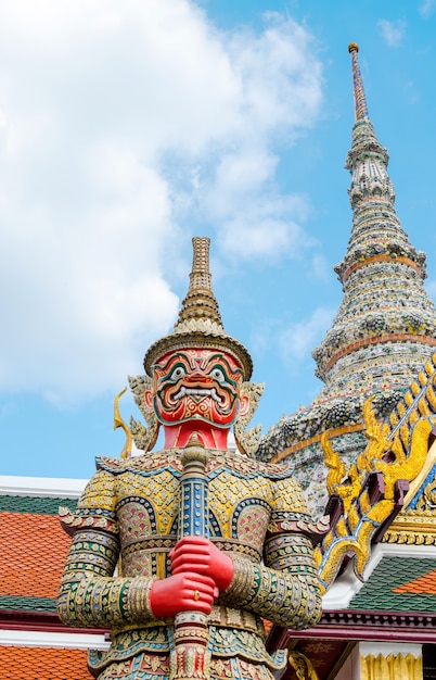 Regardant vers le haut de statue géante au Grand palais, Temple du Bouddha d&#39;émeraude (Wat pra kaew) à Bangkok, Thaïlande.