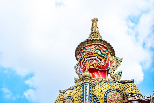 Regardant vers le haut de statue géante au Grand palais, Temple du Bouddha d&#39;émeraude (Wat pra kaew) à Bangkok, Thaïlande.