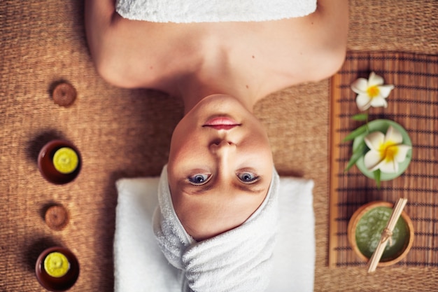 regardant le visage spa de soins détendu