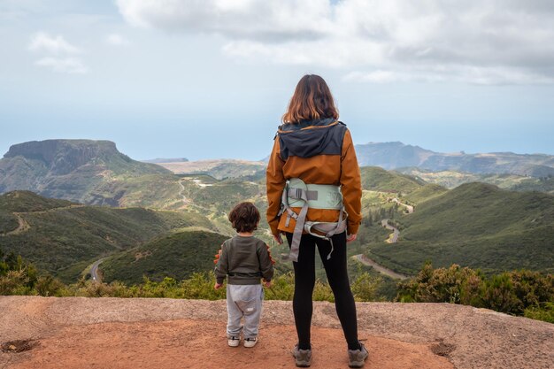 En regardant les vues depuis le sommet de Garajonay sur La Gomera Canaries