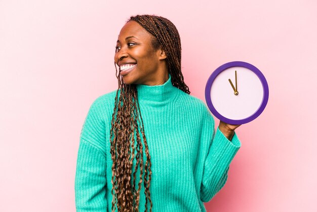 Regarde de côté souriant joyeux et agréable