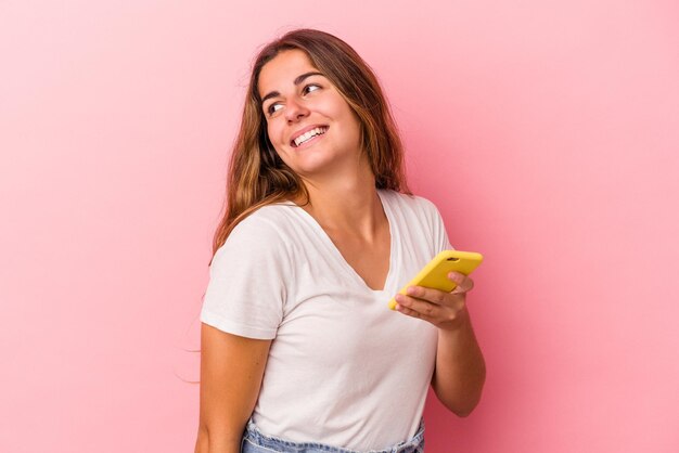 Regarde de côté souriant joyeux et agréable