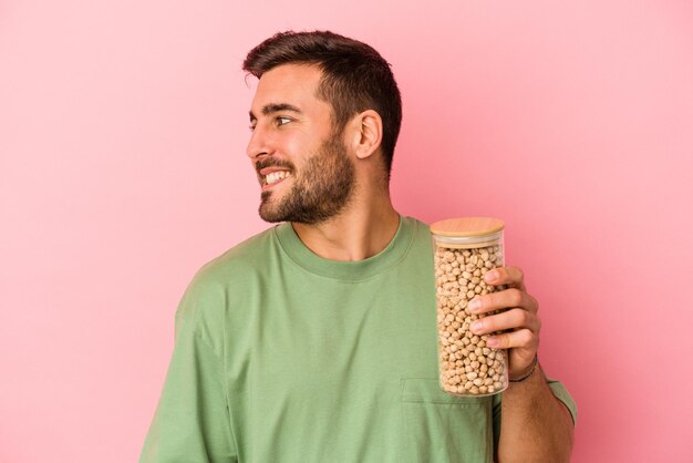 Regarde de côté souriant joyeux et agréable