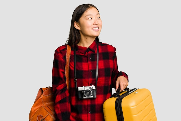 Regarde de côté souriant joyeux et agréable