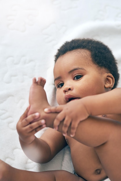 Regarde ce que je peux faire Photo d'une adorable petite fille à la maison