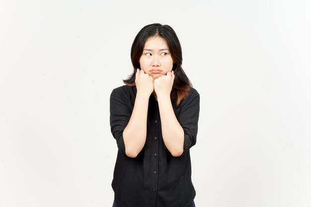 Regarder ailleurs avec mauvaise humeur et expression de visage en colère de belle femme asiatique isolée sur blanc