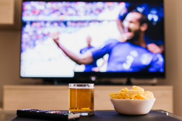 Photo regarder le concept de football avec de la bière et des frites