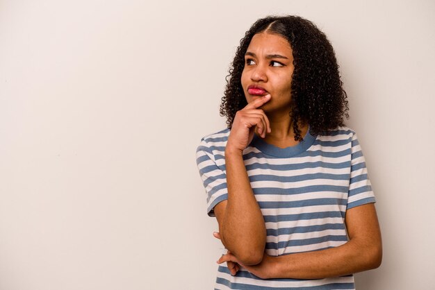 Regarder de côté avec une expression douteuse et sceptique