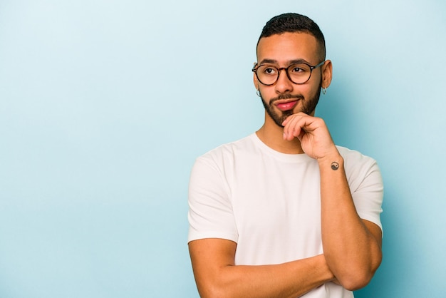 Regarder de côté avec une expression douteuse et sceptique