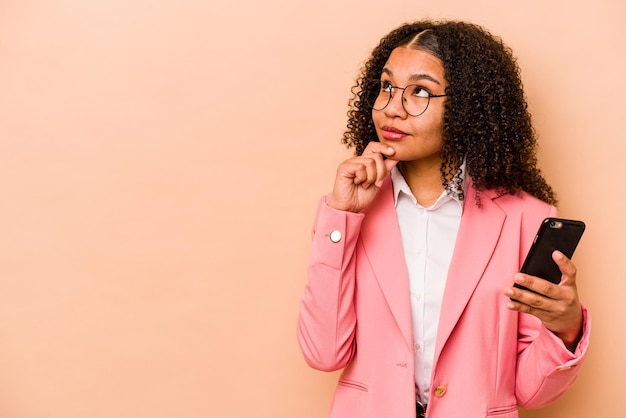 Photo regarder de côté avec une expression douteuse et sceptique