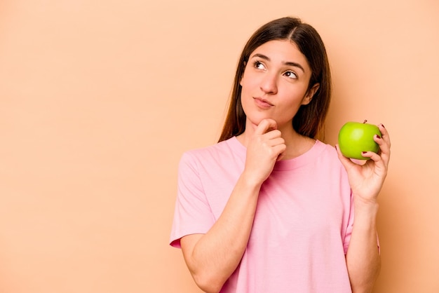 Regarder de côté avec une expression douteuse et sceptique