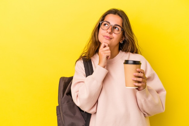 Regarder de côté avec une expression douteuse et sceptique